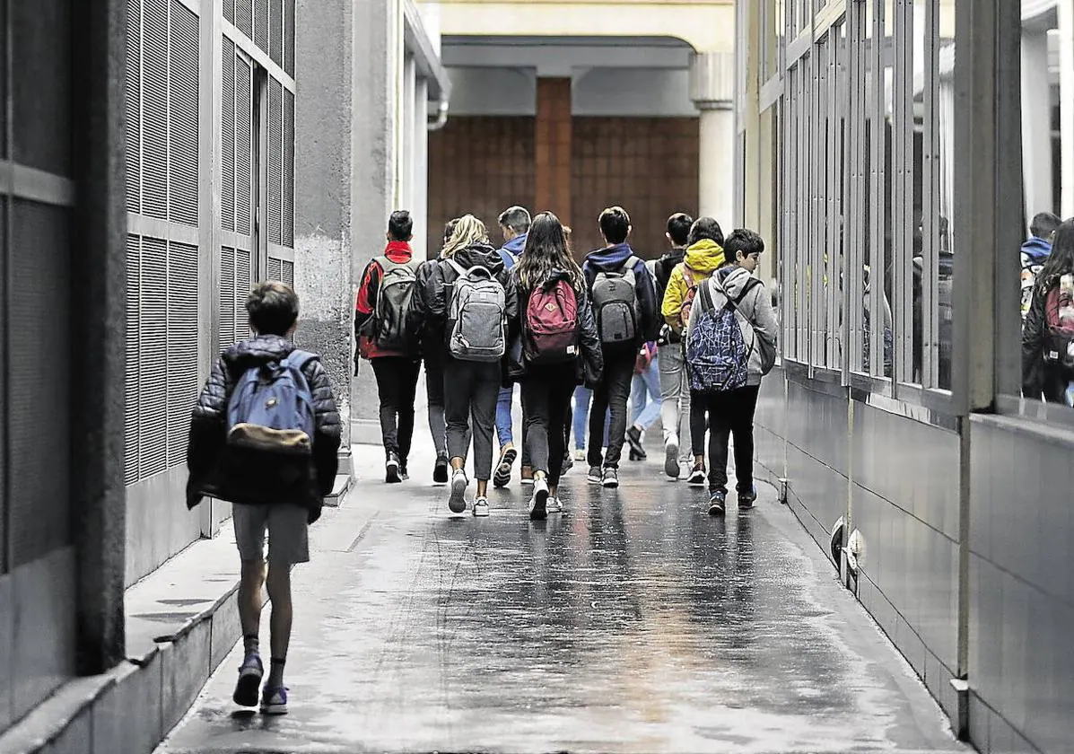 Un grupo de alumnos entra a clase en un colegio de Bilbao.