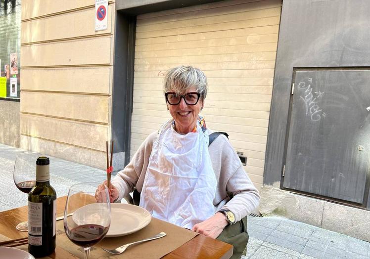 Raquel, una decoradora guipuzcoana con tienda en Durango, comiendo con babero en la calle Ledesma.