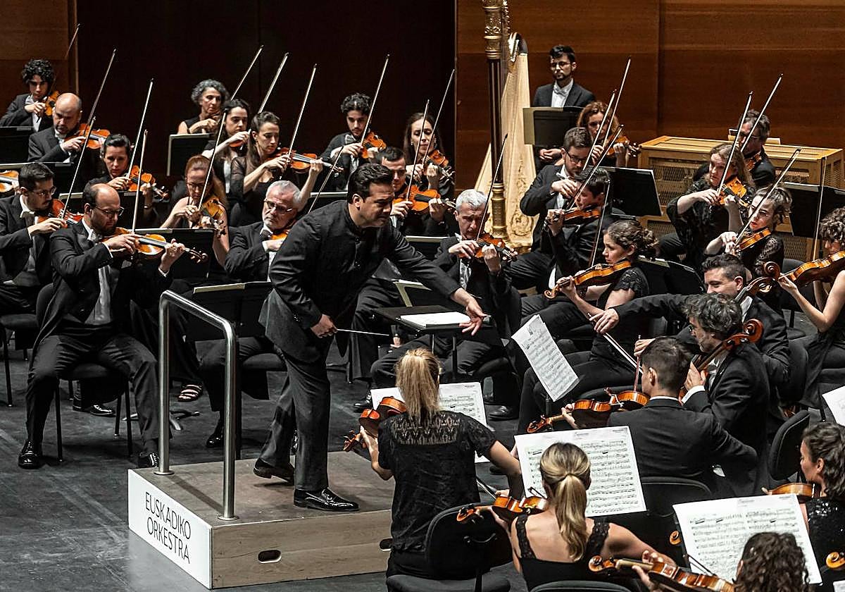 Robert Treviño, al frente de la EO durante el concierto de despedida de la temporada