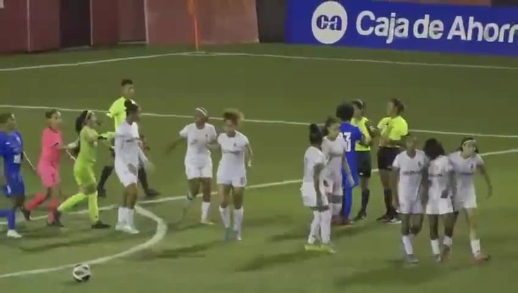 A puñetazos en un partido de fútbol femenino en Panamá