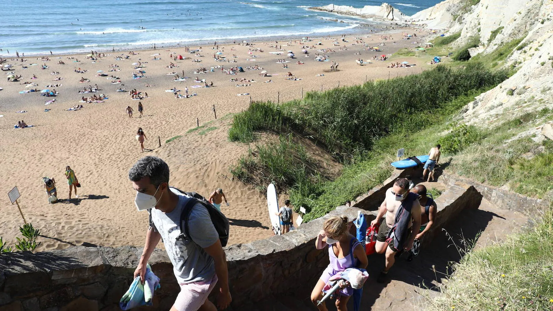 La Ertzaintza investiga a un turista por sacar fotos a bañistas desnudos en  La Salvaje | El Correo