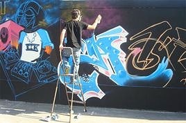 «Cada vez hay más personas que nos piden grafitis y murales en sus negocios»