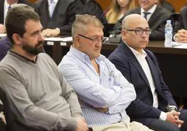 De izquierda a derecha, Koldo Otxandiano, Aitor Tellería y Alfredo de Miguel, en el banquillo de los acusados.