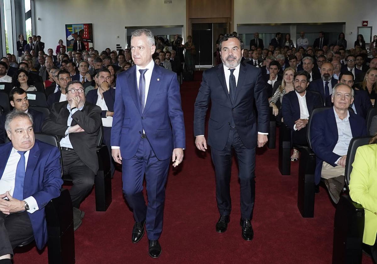 El lehendakari Iñigo Urkullu accede al auditorio acompañado del presidente de SEA, Pascal Gómez.