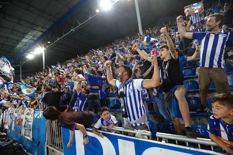 La afición del Alavés festeja con pasión la victoria ante el Eibar.