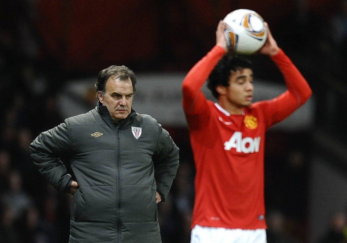 Bielsa observa a Da Silva en Old Trafford en marzo de 2012.