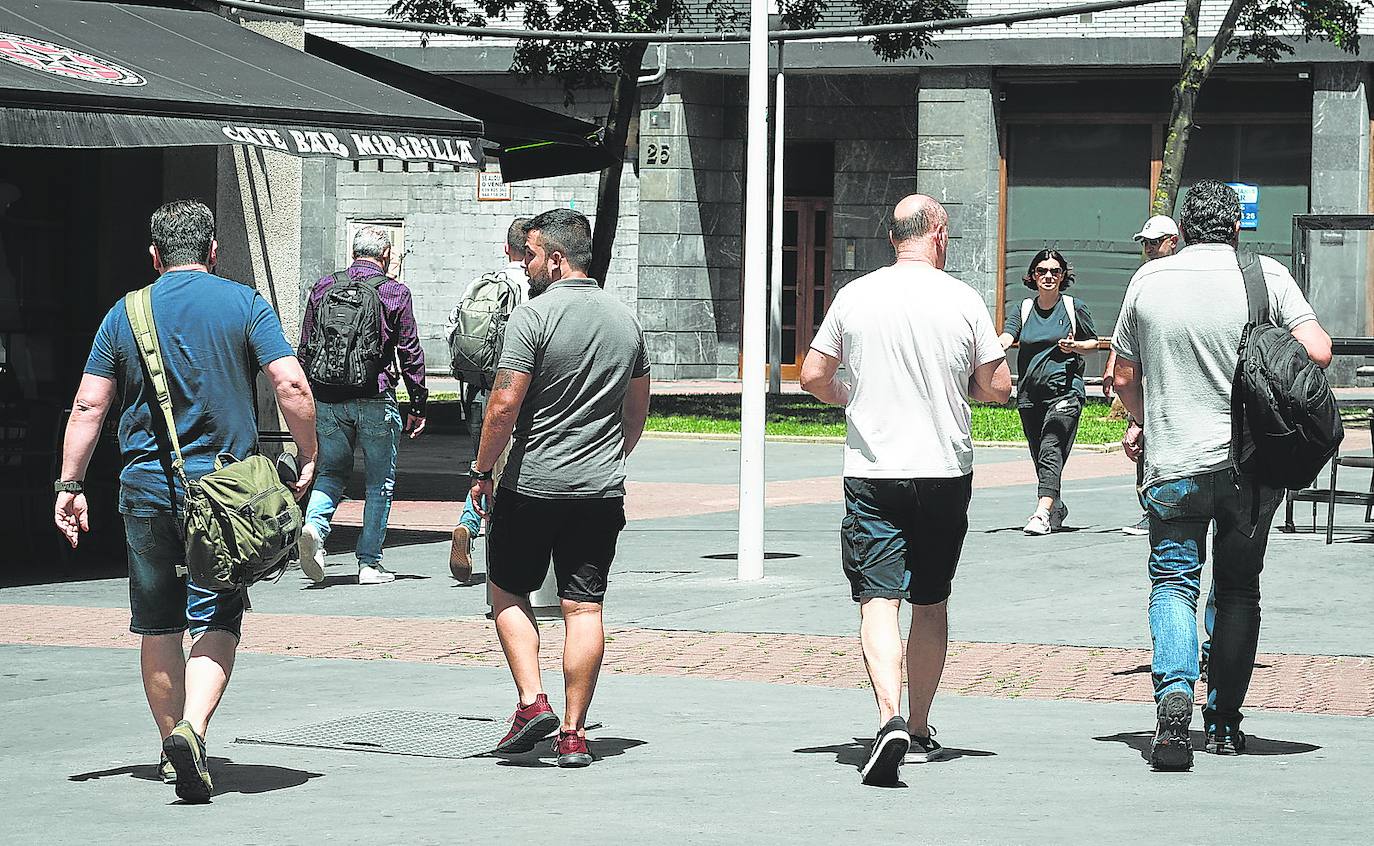 Agentes tras salir de la reunión de los sindicatos y la plataforma 'Ertzainas en lucha'.