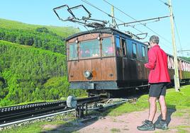 El tren tarda 35 minutos en ascender hasta la cima y, aunque sea verano, conviene llevar alguna ropa de abrigo.