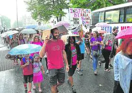 La lluvia no ha impedido que centenares de personas se manifestasen a favor de la escuela pública.