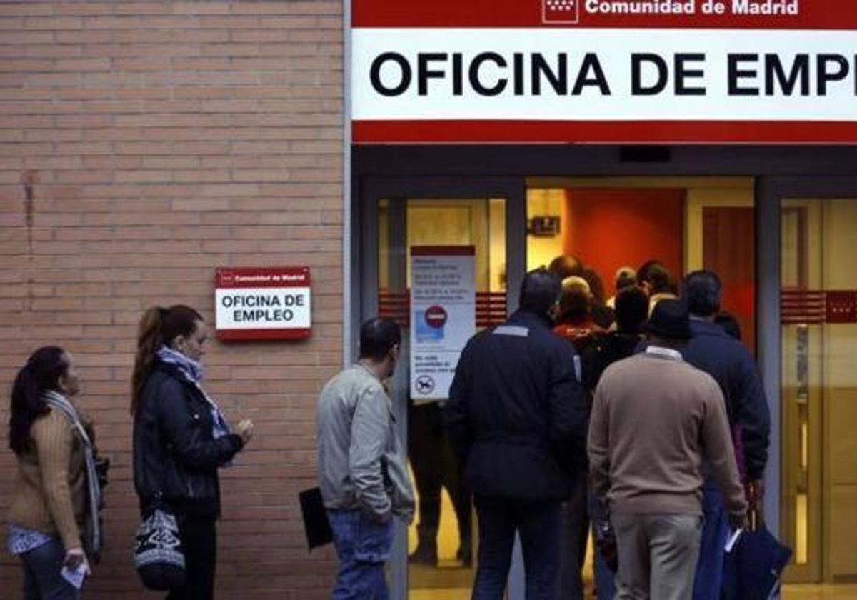 ¿Pueden los desempleados que cobran el subsidio para mayores de 52 rechazar una oferta de trabajo?