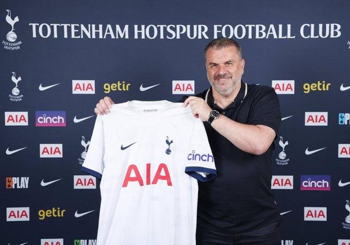 Ange Postecoglou posa con la camiseta del conjunto londinense.