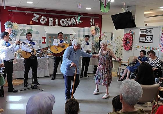 María Ramírez y Teolina Rodríguez, de 85 y 79 años, respectivamente, bailaron al son de los mariachis en el 25 aniversario de su centro de día.