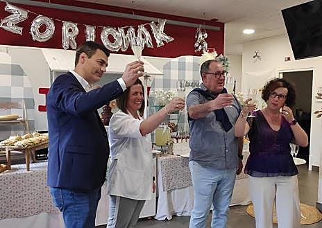 Imagen secundaria 1 - «Somos una gran familia»