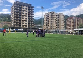 El Santurtzi celebra uno de los goles anotados frente al San Viator.
