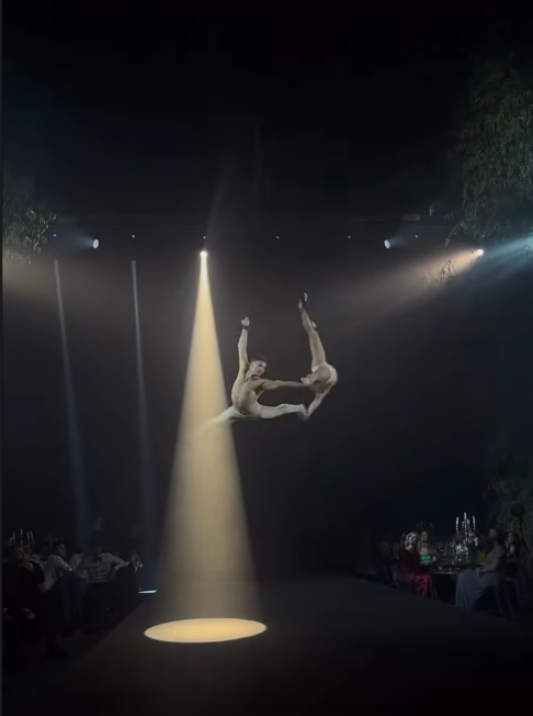 El espectáculo acrobático que asombró a los invitados.