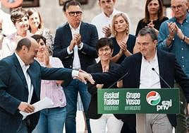 Andoni Ortuzar cede la palabra a Aitor Esteban en la presentación de los candidatos del PNV frente a Sabin Etxea.