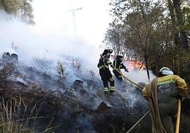Los bomberos luchan contra el fuego el año pasado en Balmaseda.