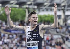 Jakob Ingebrigtsen celebra su registro en las dos millas.