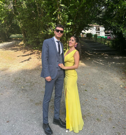 Morcillo posa junto a su novia, que eligió para la ocasión un vestido amarillo limón.