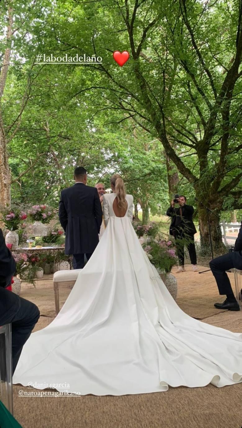 La cola del vestido de la novia lucía impresionante frente al altar.