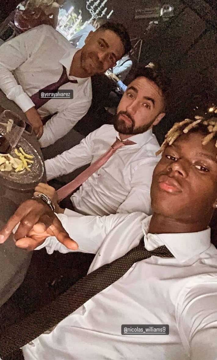 Nico Williams se toma una selfie junto a Unai López y Yeray Álvarez.