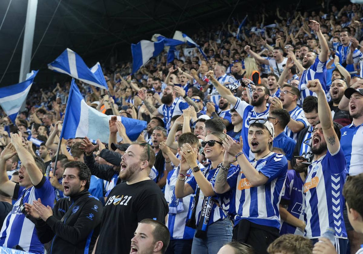 La hinchada albiazul anima al Deportivo Alavés ante el Levante.