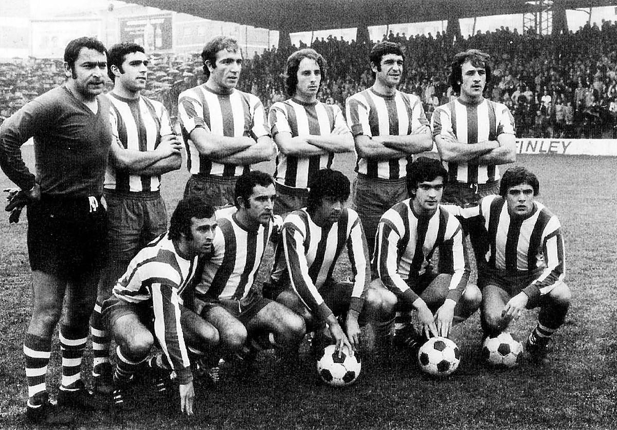24-11-1974. Oviedo-Alavés (1-0). De arriba a abajo y de izquierda a derecha: Alarcia, Frutos, Montejo, Español, Moreno y Catalán. Pana, Aranbarri, Fernando Aranburu, Álava y Cruz