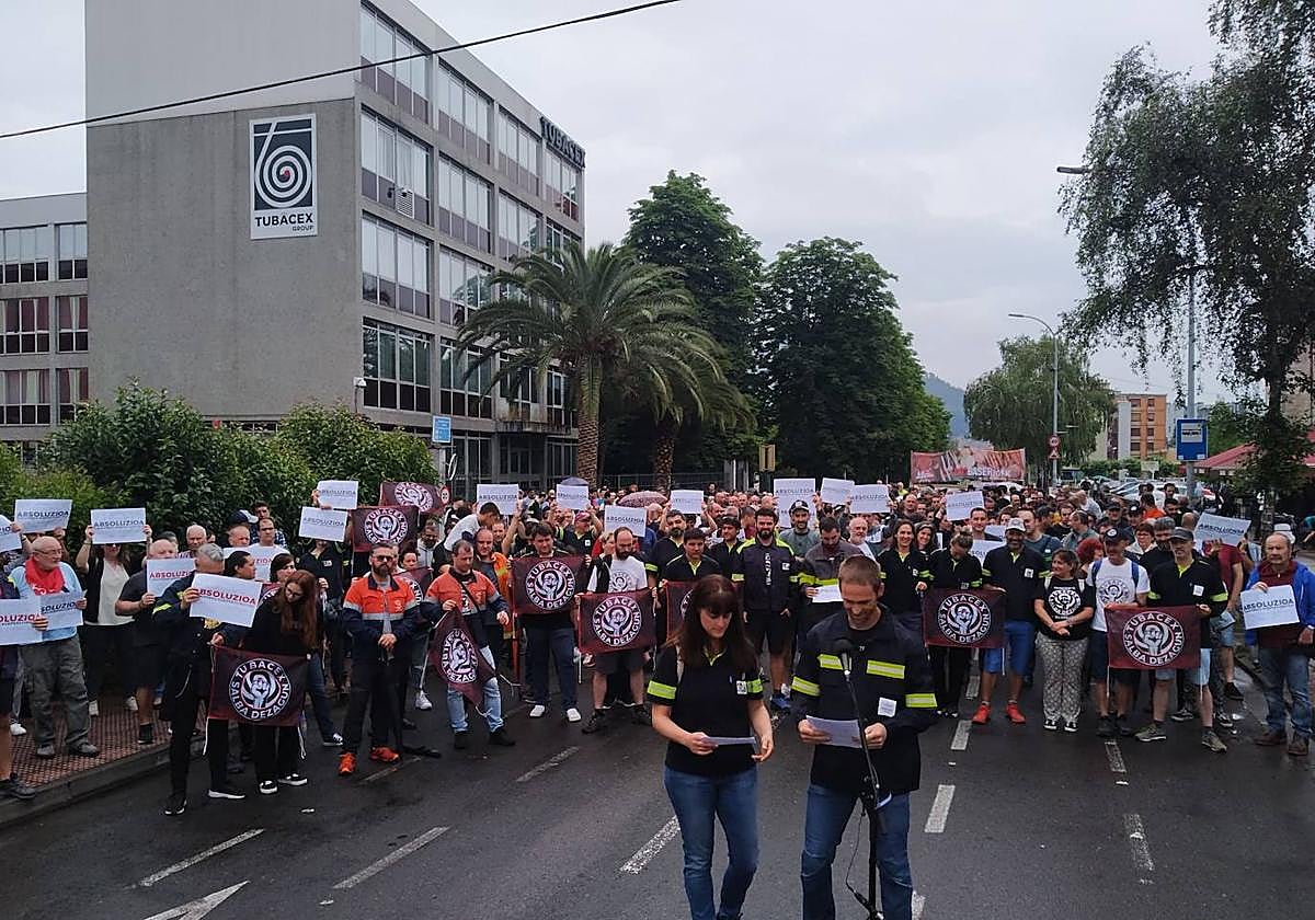 La concentración en solidaridad con las personas encausadas ha estado muy concurrida.