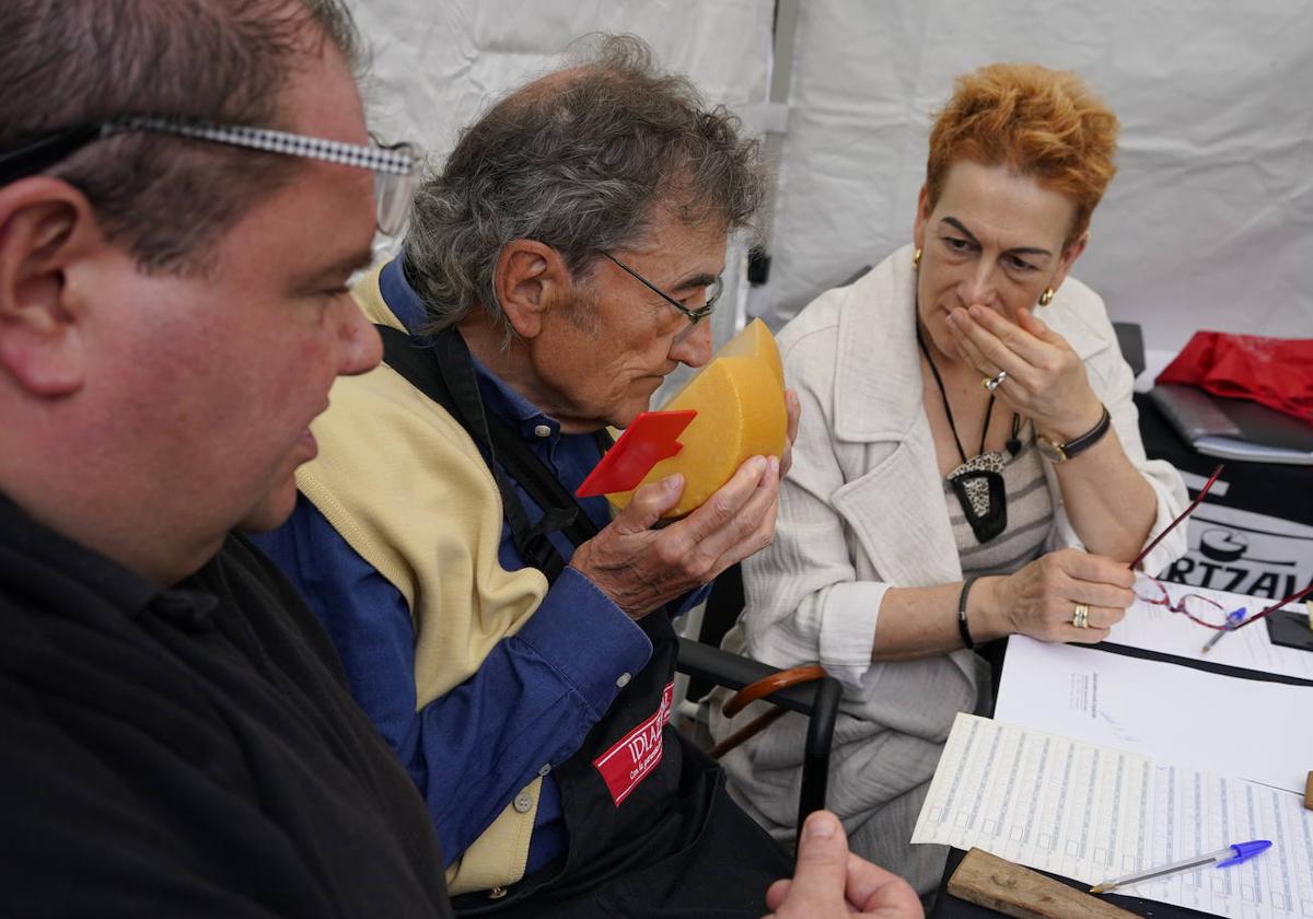 El jurado del concurso, en plena labor de valoración de los productos presentados.