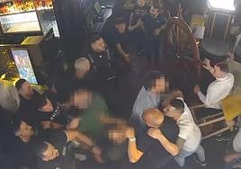 Porteros de Moma, de negro, y los amigos del dueño de Sonora, en un momento de la trifulca en el interior del establecimiento.