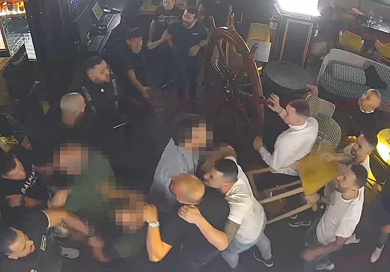 Porteros de Moma, de negro, y los amigos del dueño de Sonora, en un momento de la trifulca en el interior del establecimiento.