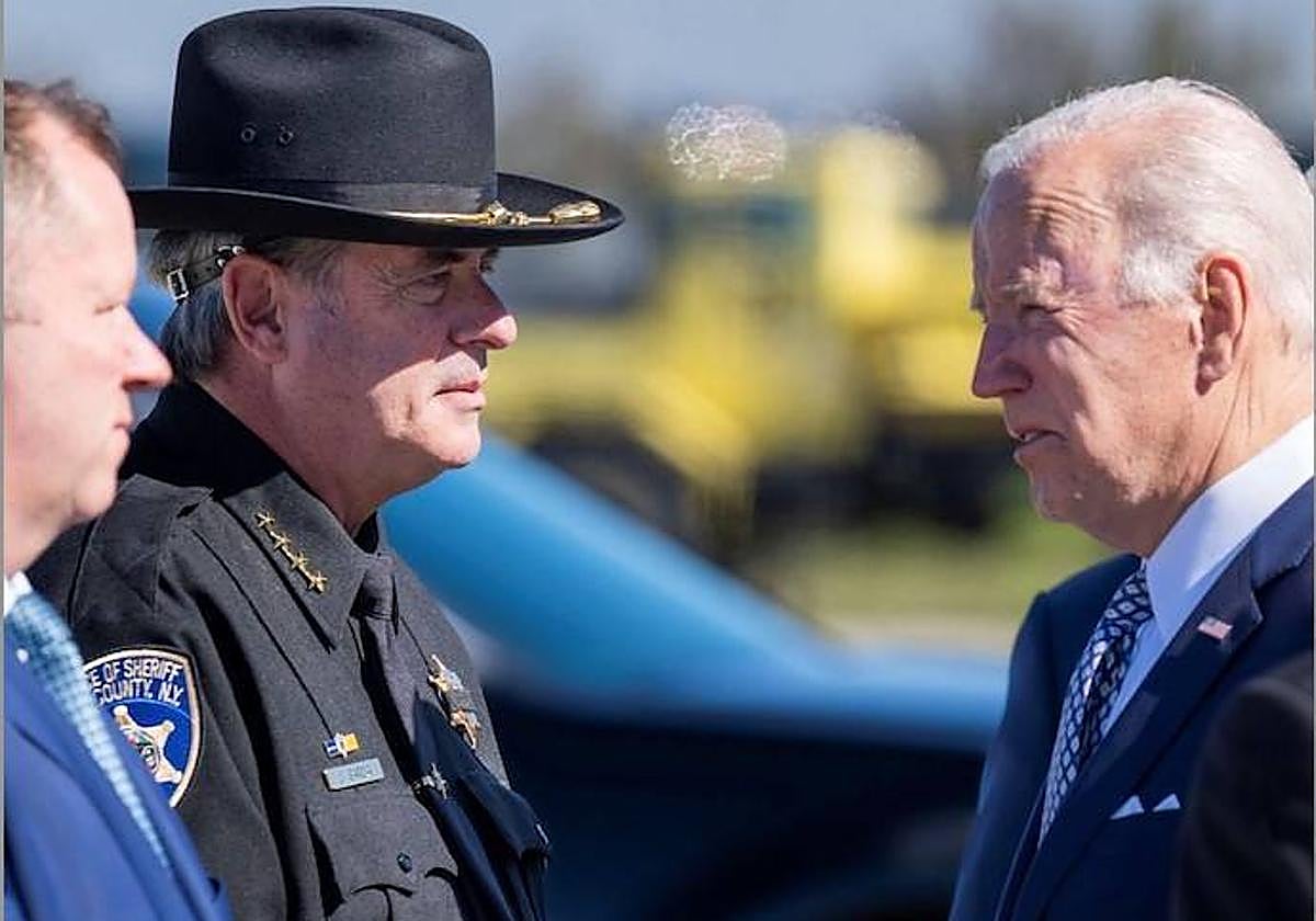 Juan Carlos García estrecha la mano a Joe Biden, en un acto de bienvenida al presidente.