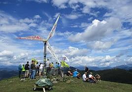 Mendiak Bizirik organizó el sábado pasado una subida de protesta a la cima del monte Jesuri.