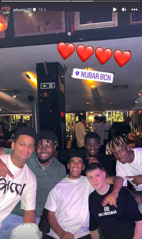 (12/06/2023) Adu Ares y Nico Williams posan con unos amigos en el Nubar, un exclusivo restaurante de Barcelona.