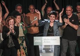 Rocío Vitero, a la derecha, celebra la victoria electoral del 28 de mayo.