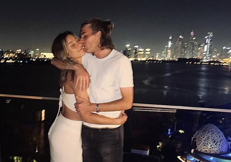 Imagen principal - Las románticas vacaciones de Badosa y Tsitsipás en Dubai