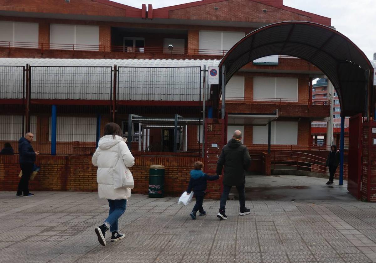 Entrada a clase en un colegio público de Bilbao.