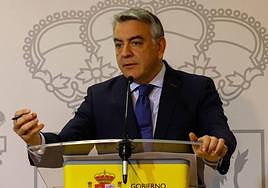 Javier de Andrés, en una rueda de prensa durante su etapa como delegado del Gobierno.