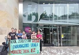 Trabajadores del polideportivo en la concentración de ayer