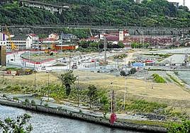 Imagen actual de la isla de Zorrozaurre, con el puente de Gerhy a la derecha, construido en 2015.
