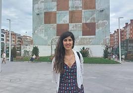 Jone Ibarretxe posa junto al mural de la plaza de La Estación.