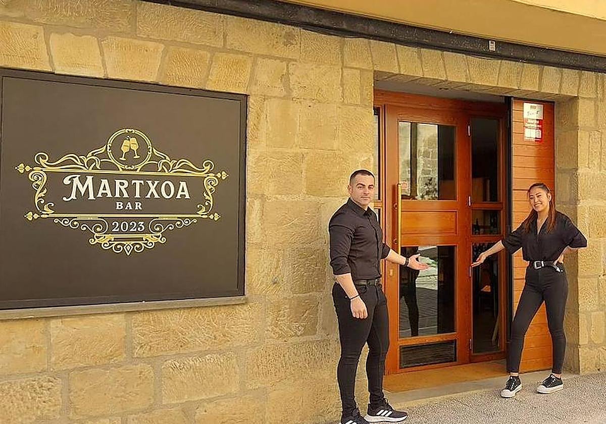 Iñigo Gonzalo e Ixone Amurrio, en las puertas de su bar en Labastida.