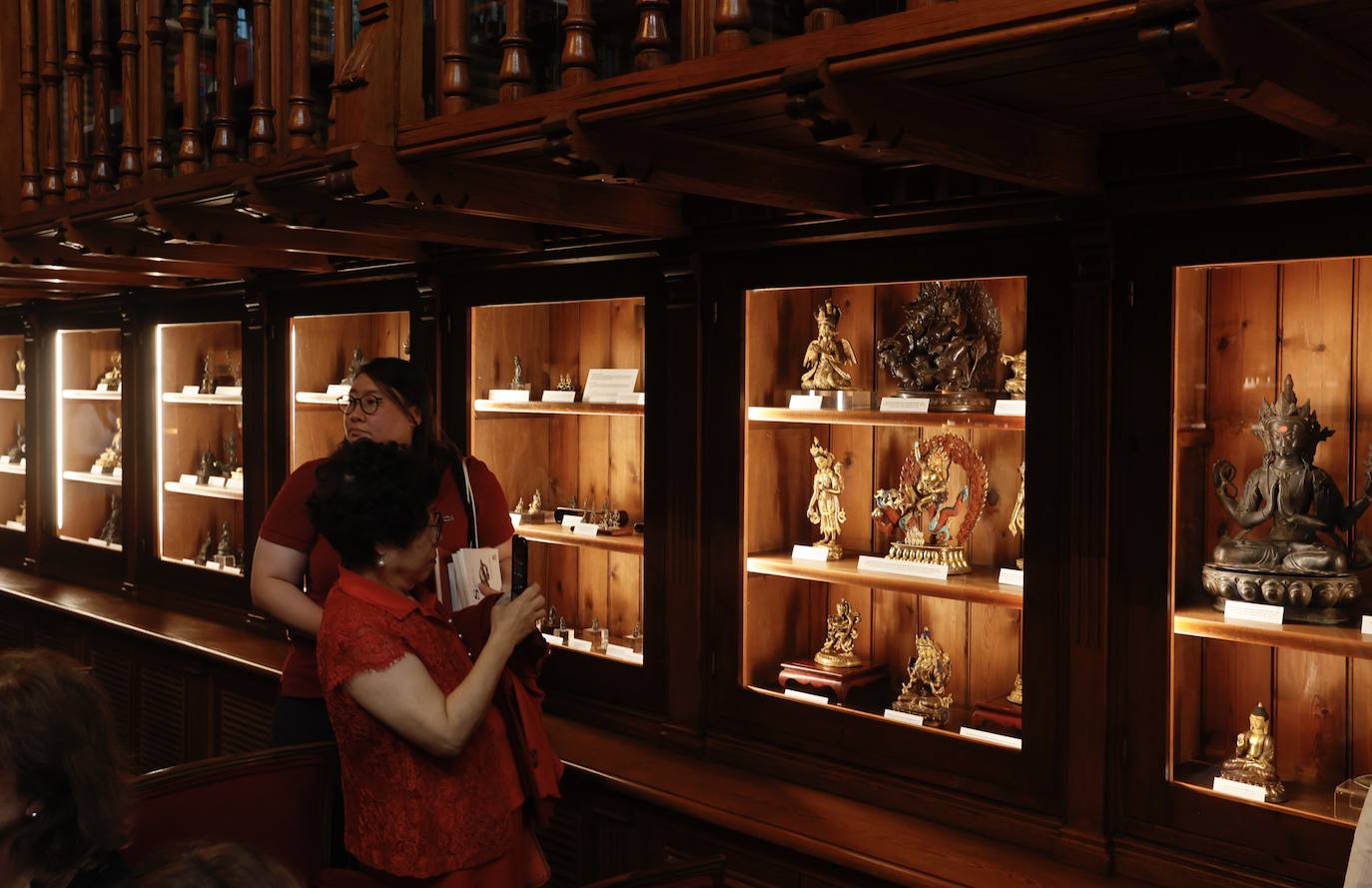 Dos visitantes disfrutan de la exposición.