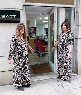 Imagen secundaria 2 - Colocando una tabla en el bar Narú para evitar otra inundación. Cubos y fregonas en la notaría Gestión 10 y la peluquería Rabatt, donde entró un palmo de agua. 
