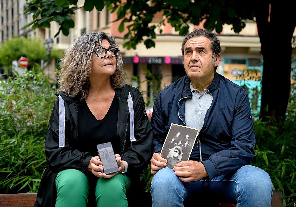 Jasone Aretxabaleta e Iñigo Artetxe, con las fotos de sus familiares enterrados en Cuelgamuros.
