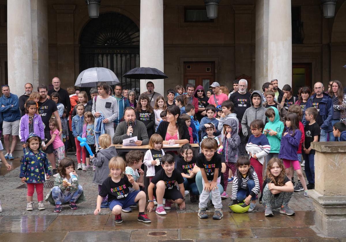 AMPAs de Vitoria: «Queremos que las actividades de ocio de nuestros hijos sean en euskera»