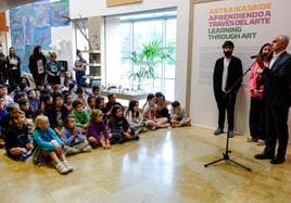 Los escolares atienden a las explicaciones del director del museo, Juan Ignacio Vidarte.