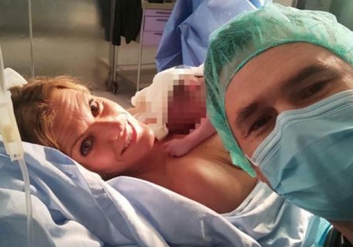 Andrea e Iñaki, con su hija Jara.