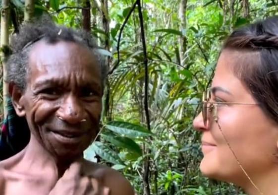 La reacción de un indígena al verse la cara por primera vez en un vídeo