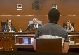 El encausado, sentado ante los magistrados Cabero, García Romo y Zulueta.